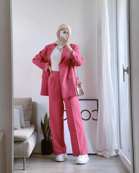 Formal Fits, Pink Hijab, Outfits Hijab, Turkish Film, Muslim Outfits Casual, Muslim Outfits, Formal Suits, Beauty Life Hacks Videos, Formal Outfit