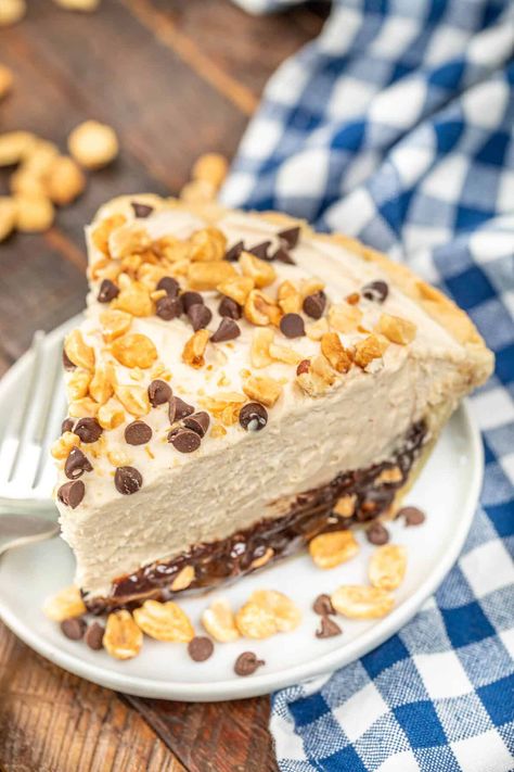 Peanut Butter Brownie Pie Recipe - peanut butter-chocolate lover's dream! With a fudgy brownie base, creamy peanut butter topping, and a flaky pie crust, it's the ultimate dessert mashup. Topped with chopped peanuts and mini chocolate chips for extra crunch, this pie is perfect for any sweet occasion. Serve chilled for a deliciously rich treat everyone will love! Brownie Peanut Butter Pie, Peanut Butter Topping, Brownie Pie Recipe, Bunco Ideas, Chocolate Chunk Brownies, Peanut Butter Swirl Brownies, Peanut Butter Brownie, Brownie Pie, Banana Pie