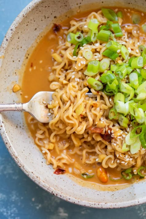 Next time you have a near-empty peanut butter jar, try out these delicious peanut butter noodles for lunch or dinner! The recipe has just a few ingredients and is ready in minutes! #jarscraps #leftovers #peanutbutter #noodles Peanut Butter Noodles Recipe, Healthy Food Meal Prep, Peanut Butter Noodles, Recipes With Sausage, Peanut Butter Ramen, Student Meals, Ramen Seasoning, Earth Food, Butter Noodles