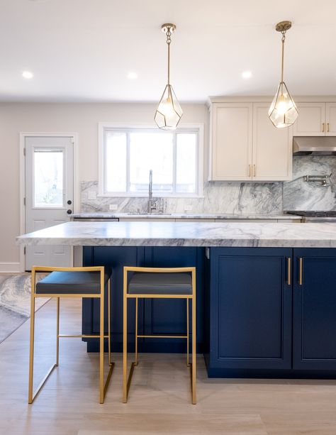 White Plains Navy Stunner — Gothamkitchenbath.com Dark Navy Lower Kitchen Cabinets, Navy Island Kitchen, Small Kitchen Luxury, Modern Navy Kitchen, Gold Kitchen Decor Ideas, White And Gold Kitchen Decor, Kitchen White And Gold, Navy Kitchen Island, Kosher Kitchen Design