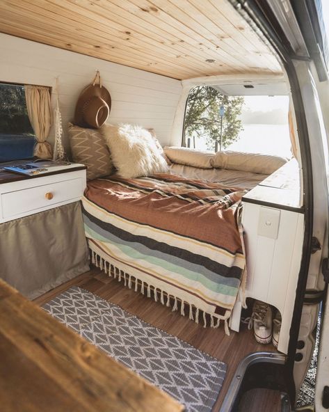 Inspiring 15 Custom Sprinter Van Conversion https://camperlife.co/2019/08/03/15-custom-sprinter-van-conversion/ If you're trying to find a conversion van to accommodate a wheelchair, there are a couple things to consider prior to making your buy. Bear in mind th... Rv Interior Design, Caravan Decor, Comfortable Camping, Kombi Home, Sprinter Van Conversion, Campervan Interior, Camper Makeover, Van Home, Van Living