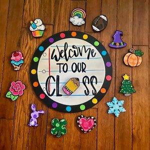 Class Door Design, Welcome Chart, Cute Door Hangers, Welcome To Our Class, Class Door Decorations, Welcome To Class, Classroom Door Signs, Teacher Door Signs, Teacher Door Hangers