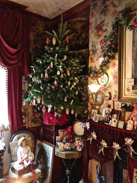 English Christmas Aesthetic, Victorian Christmas Decor Ideas, Christmas Decor Ideas Vintage, British Christmas Aesthetic, A Christmas Carol Aesthetic, Victorian House Christmas, Victorian Christmas Aesthetic, English Christmas Decorations, Old Christmas Aesthetic