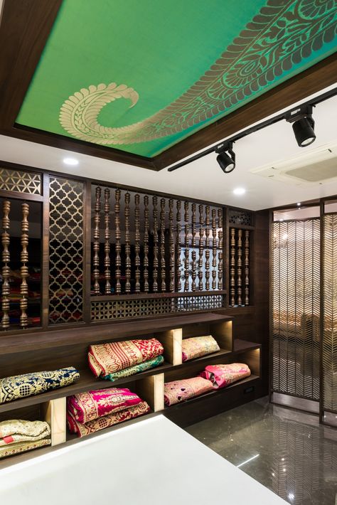 Ethnic Wedding Boutique | Rust The Design Studio - The Architects Diary Showroom False Ceiling Design, Home Office Door Ideas, Boutique Interior Design Indian, Saree Showroom, Saree Boutique, Clothing Boutique Interior, Boutique Interiors, Partition Ideas, Indian Interior Design