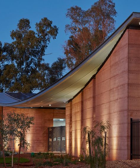 kaunitz yeung architecture uses rammed earth for aboriginal health clinic in western australia Critical Regionalism, Australian Desert, Rammed Earth Wall, Photovoltaic System, Tropical Architecture, Health Clinic, Rammed Earth, Healthcare Design, Indigenous Community