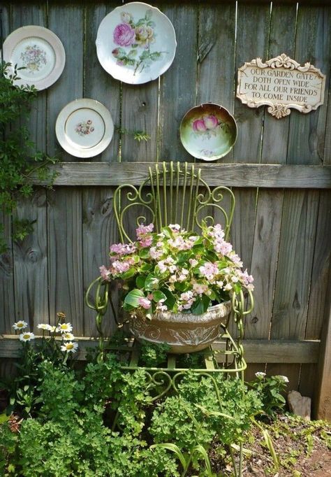 Vintage Garden Decor Ideas: Antique Chair Planter Plus Vintage Plates #Fencegardendecor Chair With Flowers, Taman Vintage, Plates On The Wall, Recycled Garden Art, Vintage Gardening, Recycled Garden, Garden Idea, Vintage Garden Decor, Old Chair