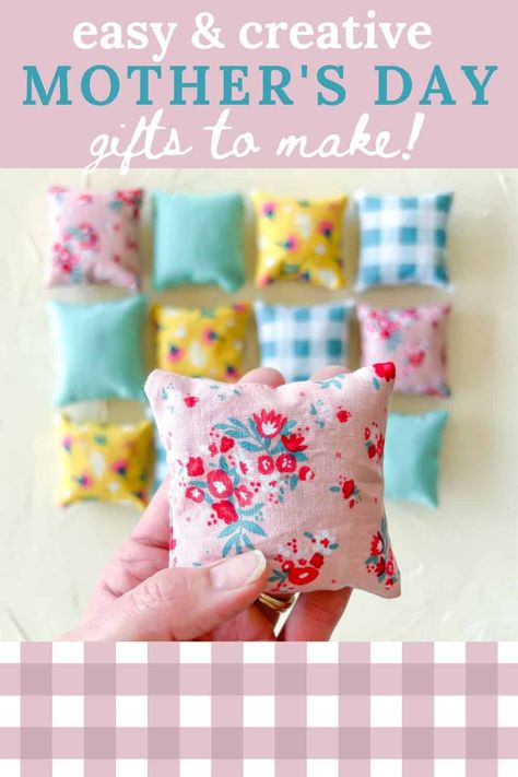 Click through for this round-up of CUTE, handmade gift ideas for Mother's Day. Your mom and MIL will love any one of these DIY gifts, and they are all easy to make. Save it for later! Inexpensive Mother's Day Gifts, Mothersday Gifts Diy, Homemade Gifts For Mom, Creative Mother's Day Gifts, Diy Gifts For Mothers, Ideas For Mother's Day, Diy Mother's Day, Jenny Lewis, Homemade Mothers Day Gifts