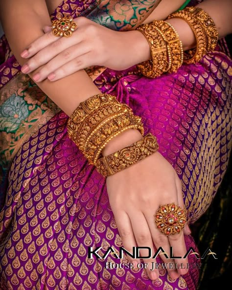 Nakshi Bangles Gold, Goan Jewellery, Temple Jewellery Bangles, Antique Gold Bangles Design, Kadas Bangles, Temple Jewelery, Beaded Wedding Jewelry, Black Dessert, Antique Necklaces Design