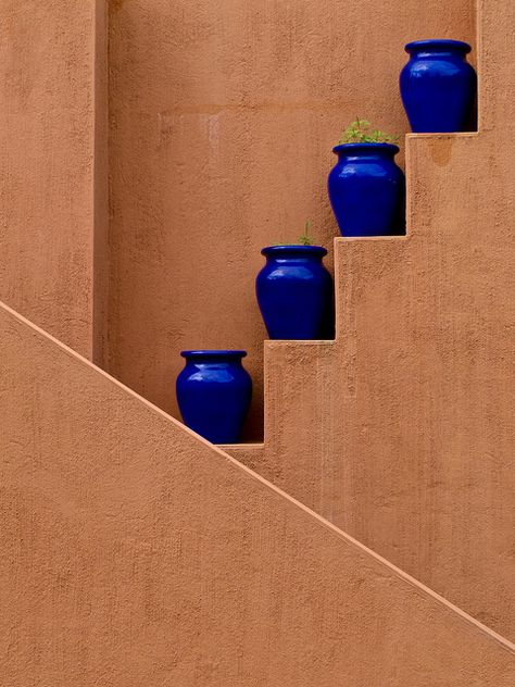 In Flacq, Mauretius, 2011 ~ photo by Jnarin (Niranj Vaidyanathan) Blue Vases, Tanaman Pot, Santa Fe Style, Southwest Decor, Southwest Style, Blue Vase, Colour Scheme, Mauritius, تصميم داخلي