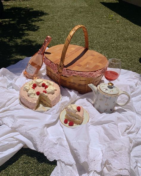 Coquette Picnic, Cottage Core Picnic, Picnic Date Food, Picnic Cake, Picnic Birthday Party, Picnic Inspiration, Cute Date Ideas, Picnic Birthday, Strawberry Champagne