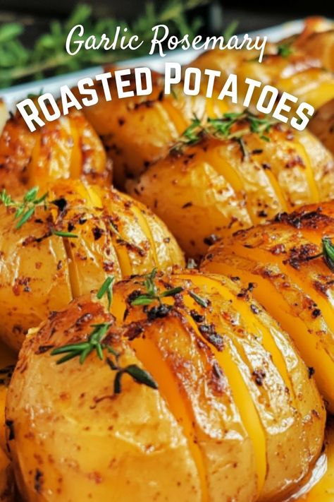 Easy Dinner Recipes Your Family will Love: Garlic Rosemary Roasted Potatoes Romanoff Potatoes, Rosemary Potatoes Roasted, Roasted Potatoes Rosemary, Roasted Potatoes In Oven, Healthy Roasted Potatoes, Best Roasted Potatoes, Golden Potatoes, Rosemary Roasted Potatoes, Potato Appetizers