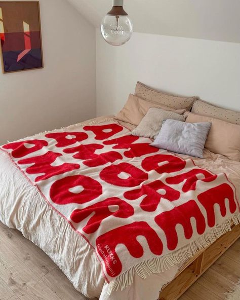 apt 🛋️ • Instagram Red Home Aesthetic, Red Bedding Aesthetic, Cozy Retro Bedroom, Colourful Bedroom Aesthetic, Bedroom Maximalist, Funky Bedroom, Maximalist Bedroom, Retro Bedrooms, Colorful Blanket