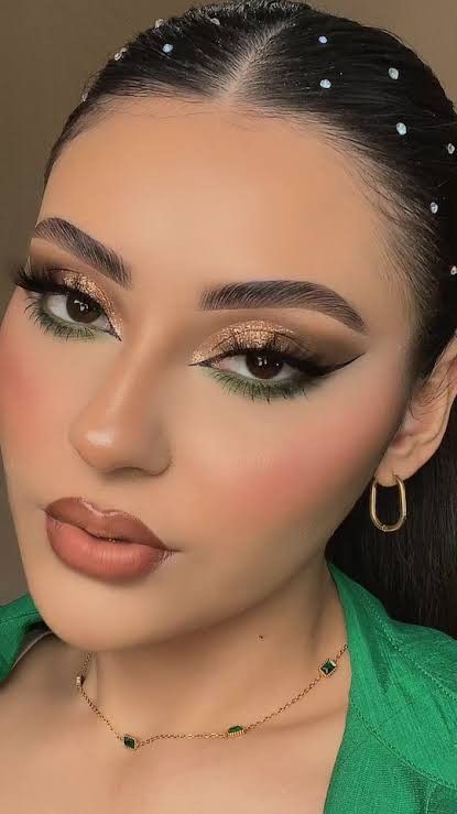 Dark Green Smokey Eye Makeup, Emerald Green 15 Makeup, Dark Green Makeup Looks Prom, Green Make Up Eyes, Gold And Green Makeup Looks, Prom Green Makeup, Emerald Green Quince Makeup, Make Up For Green Outfit, Green Dress Makeup Look