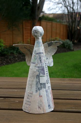 Paper Mache Angels Diy, Papier Mache Christmas, Drátěná Socha, Paper Mache Christmas, Slot Zeus, Paper Mache Clay, Christmas Decoration Ideas, Paper Mache Sculpture, Paper Mache Art