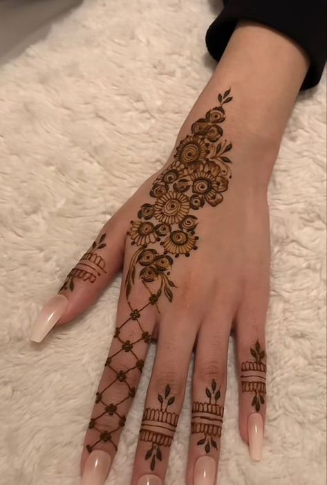 Mendi Design Latest Simple, Super Simple Mehndi Designs, Henna Designs Hand 2024, Henna Designs Right Hand, Mehndi Designs Easy And Beautiful, Inside Hand Mehndi Designs, Heena Mehendi Designs Unique, Mehendi Designs Palm, Mehndi New Design