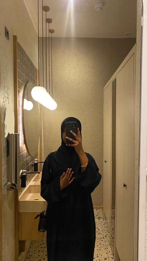 Hijab Mirror Selfie, Hijabi Black Women, Hijabi Mirror Pic, Hijabi Instagram Photos No Face, Black Hijabi Aesthetic Faceless, Hijabi Mirror Selfie Aesthetic, Dark Feminine Aesthetic Hijabi, Black Hijabi Girl, Black Niqab Aesthetic