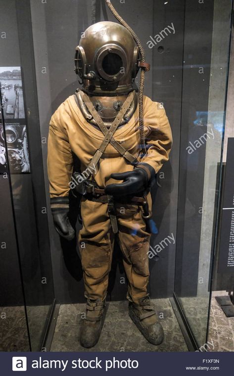 Old Diving Suit, Deep Sea Diving Suit, Vasa Ship, Diver Costume, Vasa Museum, Scuba Diving Suit, Underwater Room, Costume Aesthetic, Holy Diver