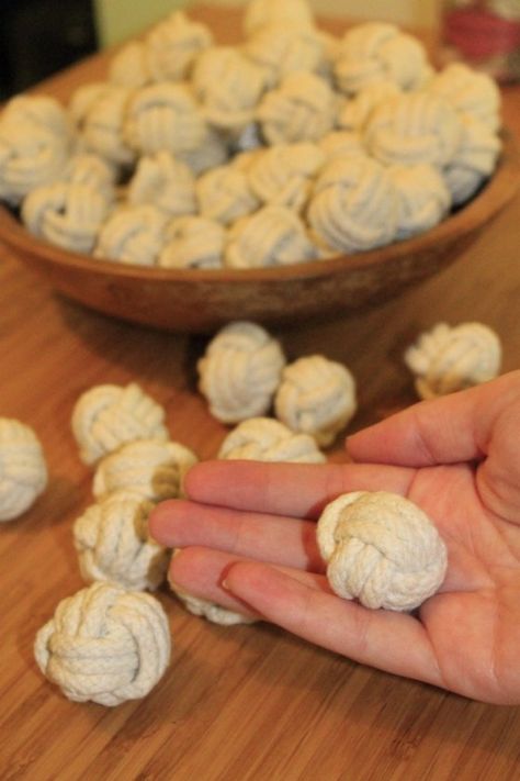 DIY Monkey Fist Knots for Wedding Decor - Charleston Crafted Monkey Fist Knot, Nautical Diy, Nautical Knots, Knots Tutorial, Nautical Party, Nautical Baby, Nautical Home, Beach Crafts, Nautical Wedding