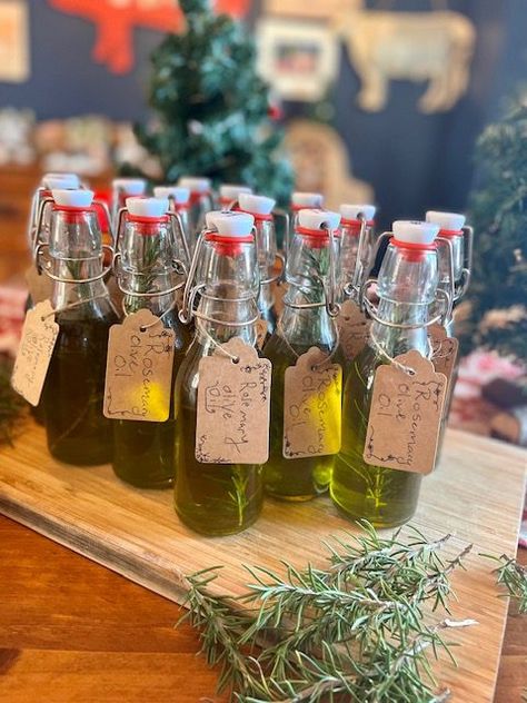 How to Make Rosemary Infused Olive Oil - Foodlets Rosemary Garlic Olive Oil, Infused Olive Oil Diy Christmas Gifts, Rosemary Infused Olive Oil Recipes, Fresh Herb Infused Olive Oil, Rosemary Gifts Diy, Flavored Olive Oil Recipes, Rosemary Gifts, Olive Oil Gift Ideas, Infused Olive Oil Recipes