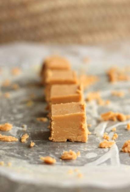 Fudge Photography, Russian Fudge, Microwave Fudge, Salted Caramel Fudge, Caramel Fudge, Homemade Candies, Köstliche Desserts, Fudge Recipes, Eat Dessert