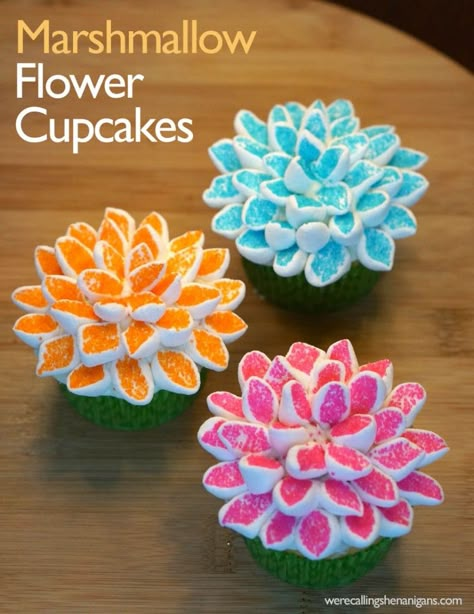 Marshmallow Flower Cupcakes, Marshmallow Flower, Cupcake Decorating Techniques, Marshmallow Cupcakes, Frosted Cupcakes, Marshmallow Flowers, Basic Food, Cupcake Maker, Party Cupcakes