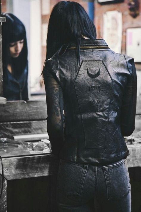 Look Grunge, Fashion Things, Goth Style, Kleidung Diy, Cooler Look, Looks Chic, Black Leather Jacket, Coven, Dark Fashion