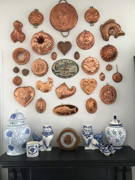 Copper Dishes Decor, Copper Molds Display, Copper Pans Hanging In Kitchen, Display Antique Kitchen Utensils, Copper Molds Display Kitchens, Copper Pans Hanging, Copper Pots Display, Antique Kitchen Utensils, Cottage House Interior