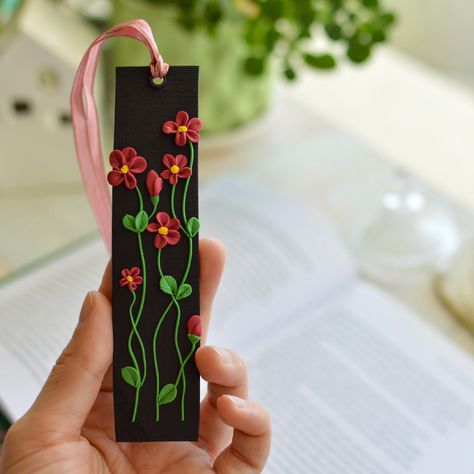 Clay Bookmark, Ceramic Paste, Polymer Clay Books, Girls Night Crafts, Bookmark Diy, Clay Christmas Decorations, Foam Clay, Clay Keychain, Lippan Art