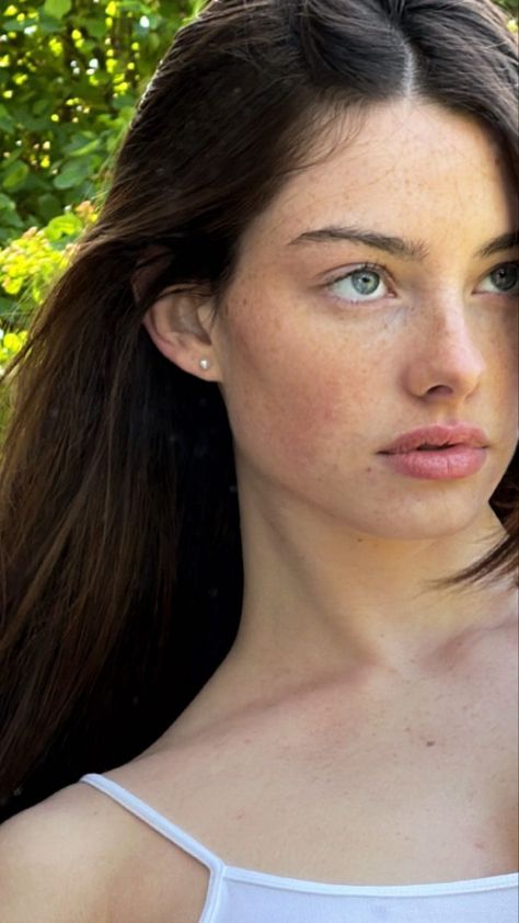 france french model chloe coutau brunnete blue eyes Beautiful Freckles, Red Ink Tattoos, French Models, Blue Eyed, Miss Dior, Pretty Face, Blue Eyes, Pretty People, Eyebrows