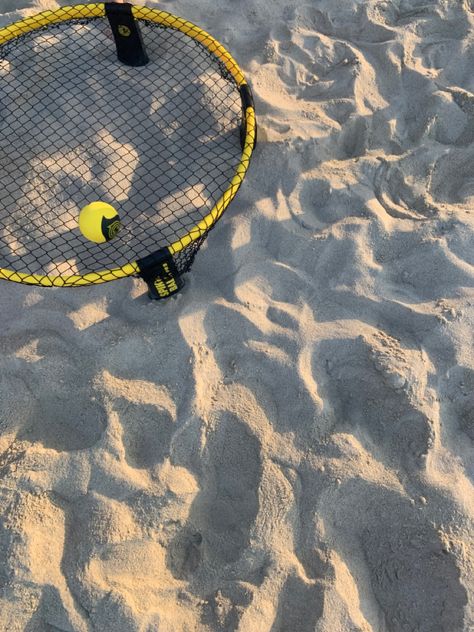 spike ball game in sand at the beach Spike Ball Aesthetic, Beach Games Aesthetic, Beach Ball Aesthetic, Spikeball Aesthetic, Obx Friends, Vacation Necessities, Birthday 25, Photo Sport, Sand Game