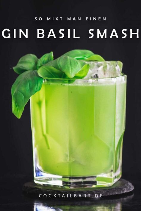 Ein Gin Basil Smash aus Basilikum, Gin und Zuckersirup. Gin Basil Smash, Basil Smash, Infused Gin, Gin Cocktails, Classic Cocktails, Love Food, Gin, Basil, Shot Glass