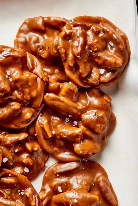 Homemade Pecan Pralines, Easy Pecan Pralines, Chewy Pecan Pralines Caramel, Southern Praline Pecans, Pecan Praline Recipe, Buttermilk Pecan Pralines, Southern Pecan Pralines, Bakery Sweets, Praline Recipe