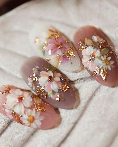 Clear Rose Nails, Floral And Gold Nails, Regal Nails Design, Vintage Floral Nails, Victorian Nails Designs, Victorian Nail Art, Rococo Nails, Victorian Nails, Gel Nails Diy