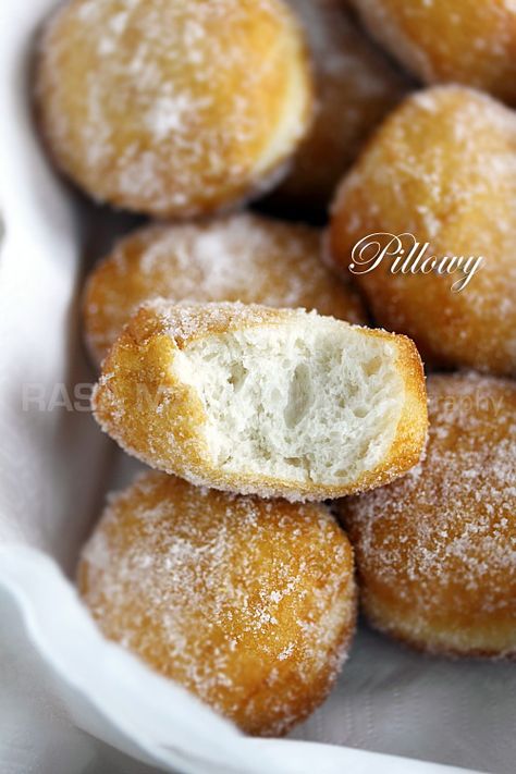 Sugared Pillsbury Biscuits (Cheater Donuts) like those yummy things at the Chinese buffet :D Biscuits Fluffy, Pillsbury Biscuit Recipes, Biscuit Donuts, Pillsbury Biscuits, Sugar Biscuits, Fluffy Light, Fried Donuts, Pillsbury Recipes, Canned Biscuits