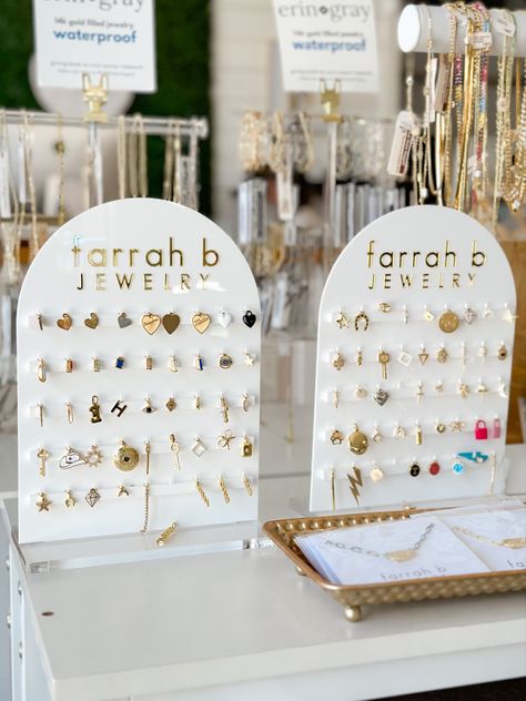 Permanent Jewelry Display Table, Permanent Jewelry Chain Display, Pop Up Jewelry Display, Permanent Jewelry Vendor Display, Charm Bar Display Ideas, Charm Display Ideas, Permanent Jewelry Studio, Charm Bar Set Up, Permanent Jewelry Display Ideas