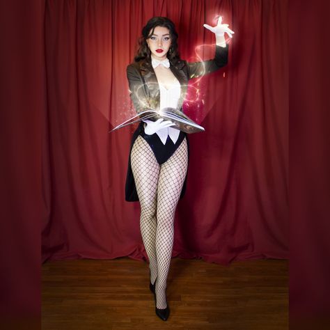 Magician Costume Female, Zatanna Costume, Fashion Hobbies, Huntress Costume, Zatanna Cosplay, Zatanna Dc Comics, Zatanna Zatara, Witch Cosplay, Cosplay Inspo