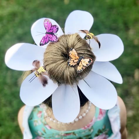 Crazy hair day ideas: flower, spring. Petals were cut from white card stock, hot glued to bobby pins, and fastened to hair. Butterfly and bumblebee floral stems were purchased from Hobby Lobby. Crazy Hair For Kids, Crazy Hairstyles, Crazy Hat Day, Wacky Hair Days, Hairstyles For Girls, Crazy Hair Day, Crazy Hats, Wacky Hair, Crazy Day