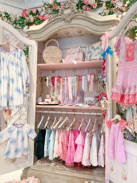 Kids Botique Interiors Ideas, Botique Interiors Ideas, Plaza Princess, Vintage Inspired Office, Loveshackfancy Aesthetic, Botique Interiors, Boutique Dressing Room, Dress Up Closet, Shabby Chic Dress