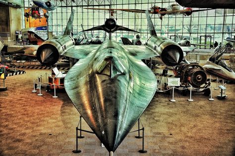 My grandpa was on the engineering team that designed and built this plane. Ridiculously awesome feat of engineering... Sr 71 Blackbird, Usa Military, Sr 71, Blackbird, Military Aircraft, Black Bird, Flight, Aircraft, Engineering