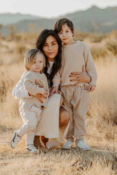 Joshua Tree Family Photoshoot, Family Park Photoshoot, Tree Family Photos, Neutral Family Photos, Fall Photoshoot Family, Toddler Poses, Family Potrait, Park Photoshoot, Fam Photos