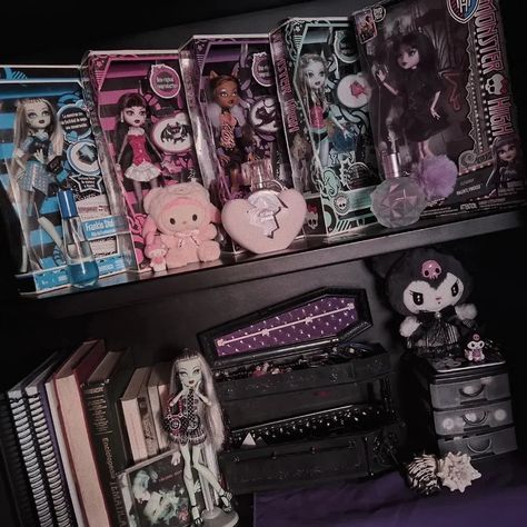 Monster High Shelf, Monster High Display, Bratz Dollhouse, Scene Core Wallpaper, Monster High Bedroom, Monster High Room, Monster High Collection, Monster High House, Gothic Decor Bedroom