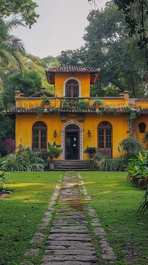 Colombian Houses Architecture, Columbian Interior Design, Traditional Colombian House, Spain Houses Spanish Style, Central American Architecture, Different Architecture Styles, Colombian Finca, Columbian House, Spain House Spanish Style