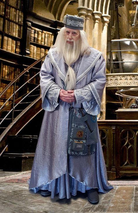 Dumbledore Outfit, Diy Dumbledore Costume, Dumbledore Costume Diy, Dumbledore Cosplay, Hari Poter, Dumbledore Costume, Professor Dumbledore, Harry Potter Kostüm, Wizard Tower