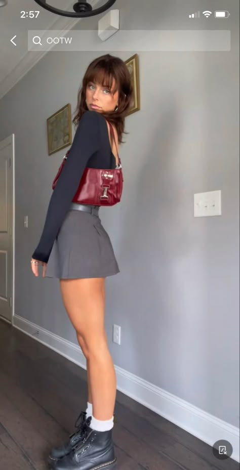 Grey Short Skirt Outfit, Mini Grey Skirt Outfit, Outfits Con Short Gris, Grey Mini Skirt Outfit Winter, Pleated Grey Skirt Outfit, Gray Skirt Outfit Aesthetic, Grey Skort Outfit, Grey Skirt Outfit Summer, Grey Skirt Outfit Aesthetic