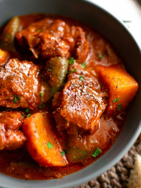 Pork In Tomato Sauce With Potatoes And Peppers - Real Greek Recipes Pork Stew Meat Recipes, Greek Meat Recipes, Pork Stew Meat, Stew With Potatoes, Pork Stew Recipes, Tomato Recipe, Truly Scrumptious, Stew Meat Recipes, Pork Stew