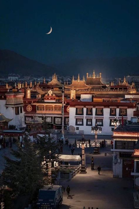 Songtsen Gampo built the Jokhang Temple to commemorate Princess Wencheng’s entry into Tibet. It has more than 1,300 years and holds a leading position in Tibetan Buddhism. The Jokhang Temple integrates Tibet, Tang Dynasty, Nepal, and India’s architectural styles and has become a model of Tibetan religious architecture through the ages. Tibet Travel, Lhasa, Bhutan, East Asia, The Plan, Himalayan, Tibet, Tourist Attraction, The Things