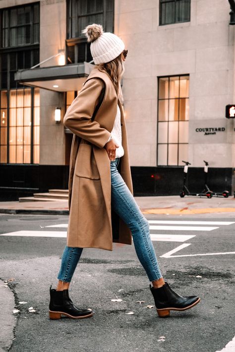 Womens Lug Boots Outfit, Weekend Winter Outfit, Chelsea Lug Boots Outfit, Lug Boots Outfit Fall, How To Wear Lug Sole Boots, White Chelsea Boots Outfit, White Beanie Outfit, Black Lug Sole Boots, Winter Beanie Outfit