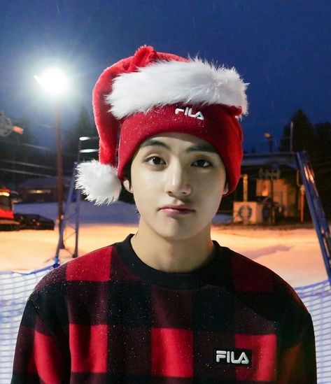 Prince Kim Taehyung, Bts Christmas, V Bta, Baby Prince, Christmas Icons, Kim Taehyung Wallpaper, I Love Bts, Jimin Jungkook, Bts Boys