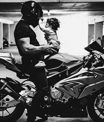 Dad Aesthetic, Biker Couple, Motorcycle Couple, Motocross Love, Image Moto, Bike Aesthetic, Motorcycle Aesthetic, Biker Aesthetic, Father And Baby