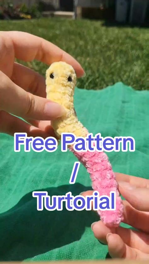 How To Knit Stuffed Animals For Beginners, Beginner Crochet Stuffies, How To Crochet A Gummy Worm, Crochet Sour Gummy Worm, Crochet Worms Free Pattern, Cute Crochet Inspiration, Worm Crochet Pattern Free, Crochet Simple Amigurumi, Crochet Fidget Mushroom Free Pattern